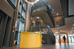 Treppenhaus einer modernen Schule 