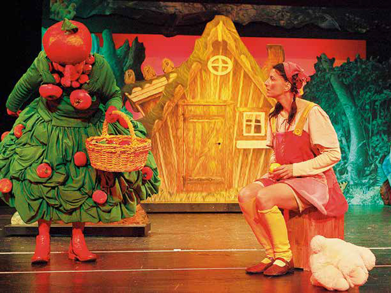Szene aus einem Märchen-Theaterstück mit verkleideten Personen auf einer Bühne