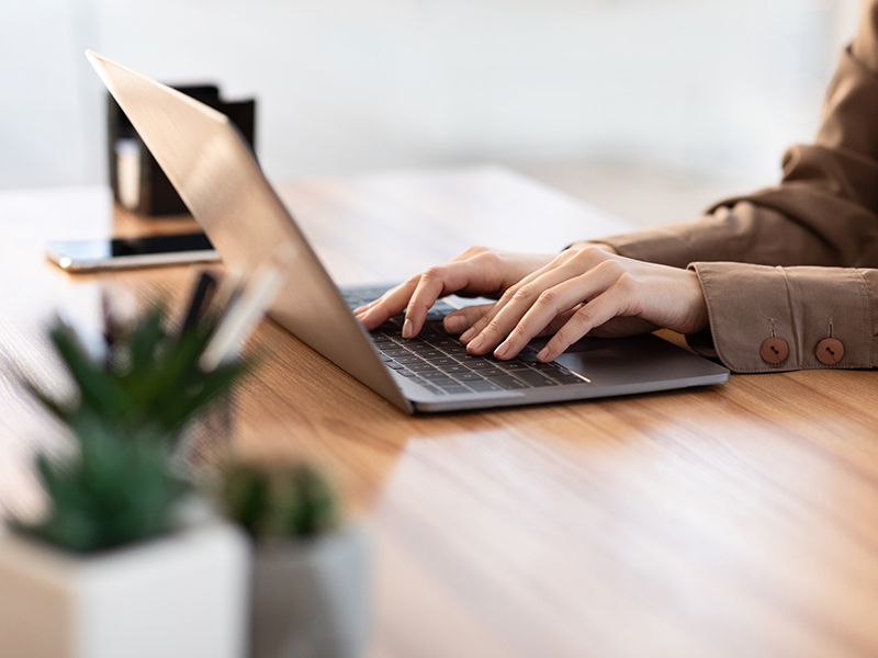<span dir="ltr" lang="en">Online</span> bewerben zur Traumstelle