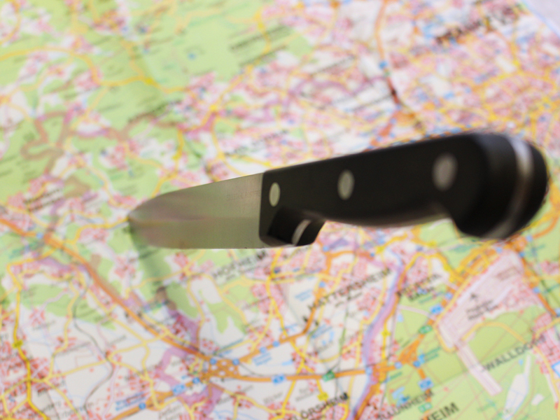 eine Landkarte, in der ein Messer steckt