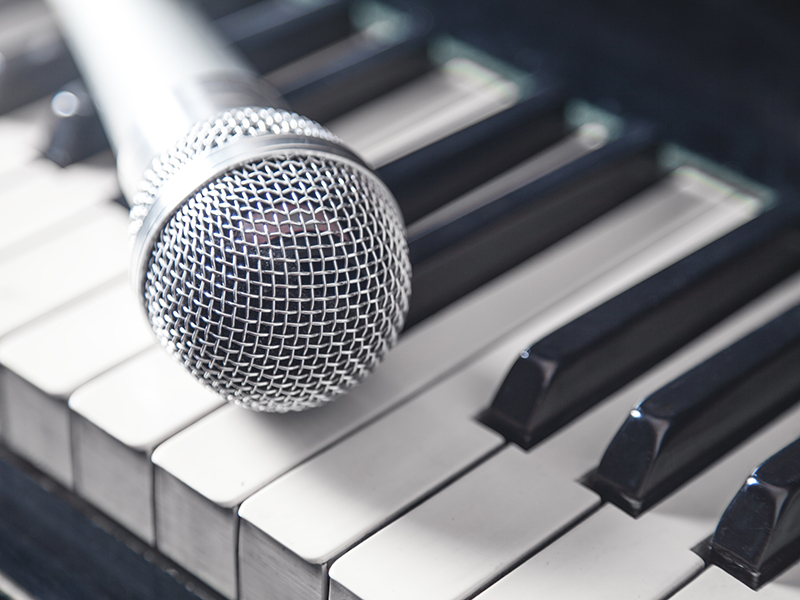 Mikrofon und Klavier | Copyright: AdobeStock-317427501 Mikrofon und Klavier