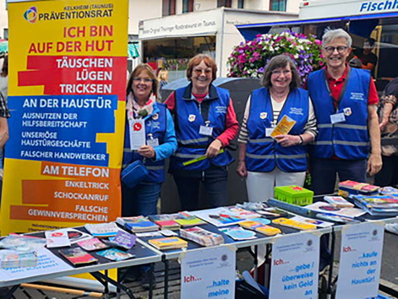 Infostand über Trickdiebstähle und -betrügereien