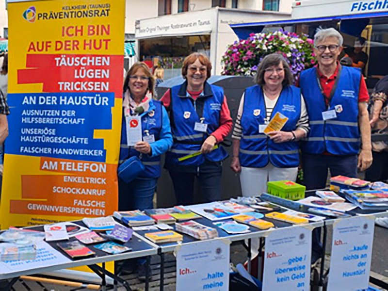 Infostand über Trickdiebstähle und -betrügereien