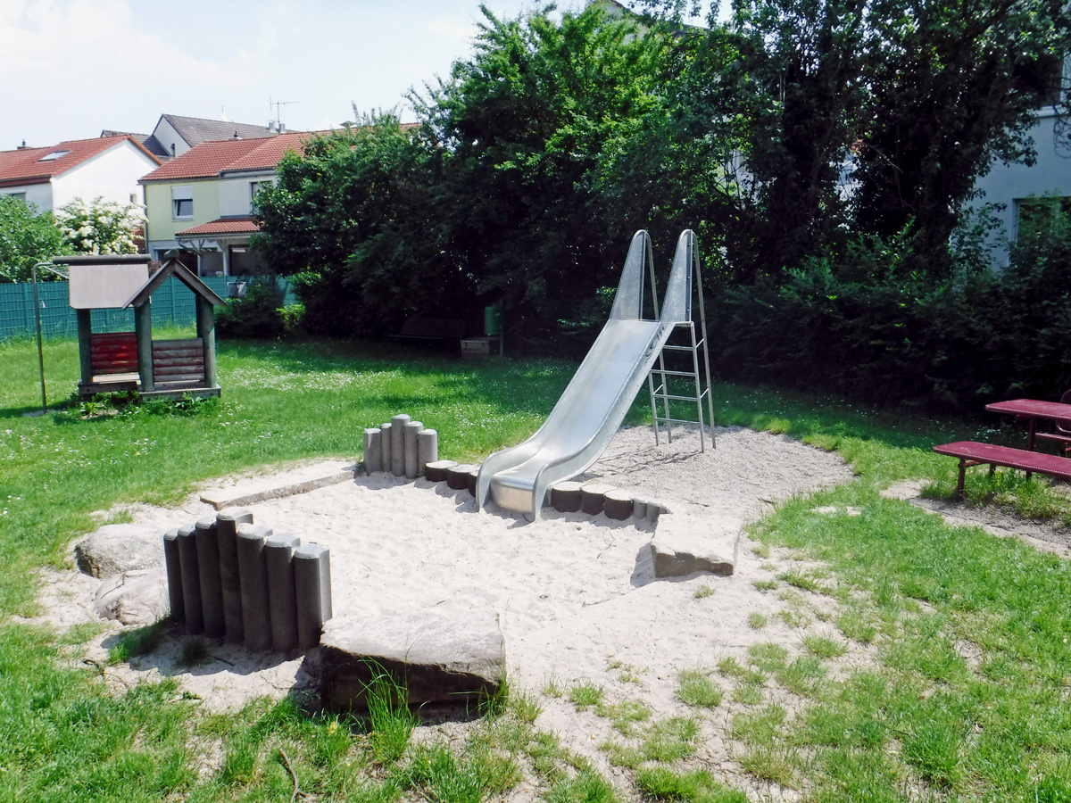 Rutsche und Sandkasten