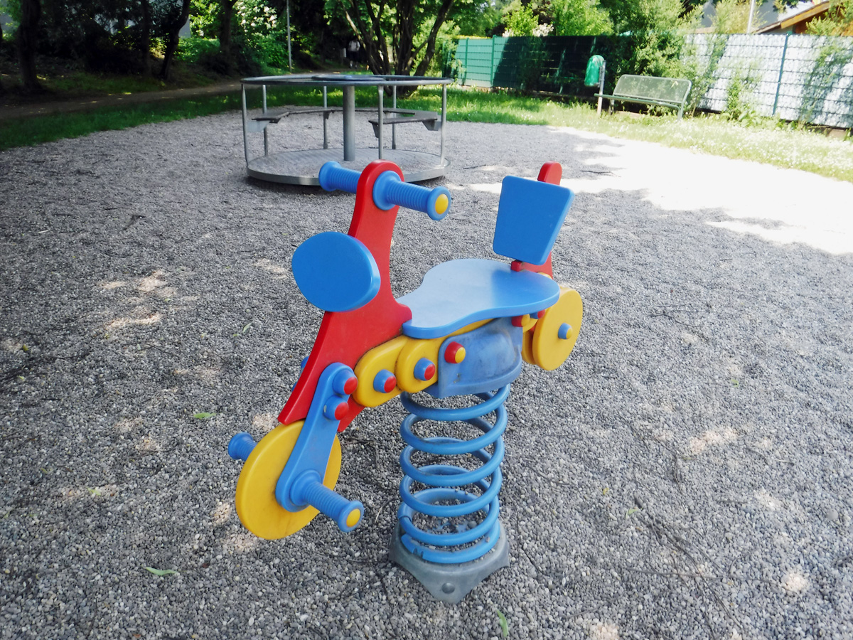 Kinderwippe und Drehkarussell