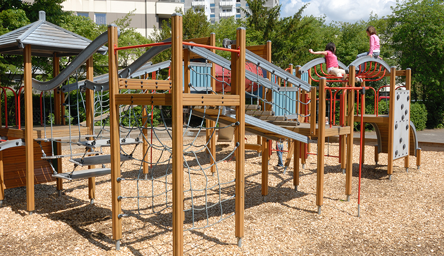 ein Klettergerüst, an dem einige Kinder spielen