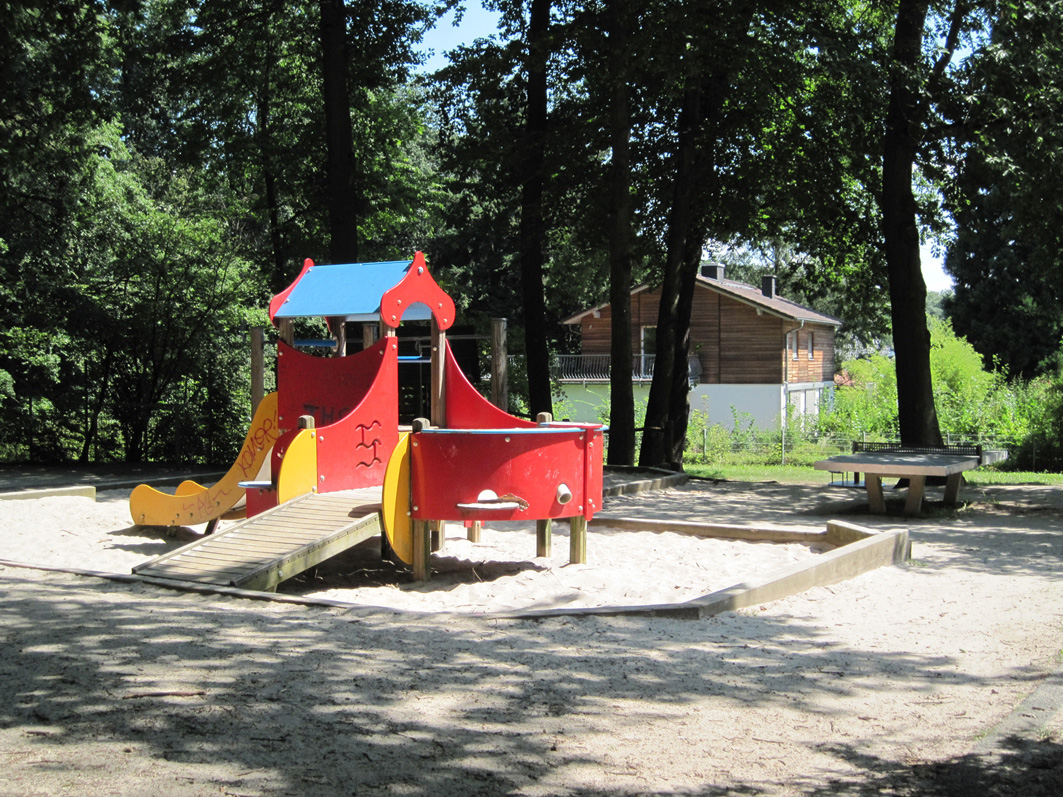 Kleiner Kletterturm im Sandkasten und Tischtennisplatte