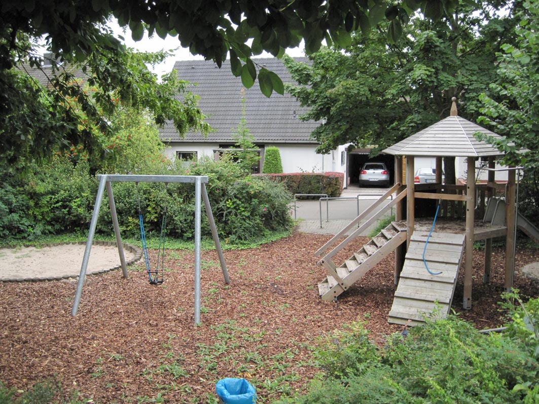 Kletterturm, Babyschaukel und Sandkasten