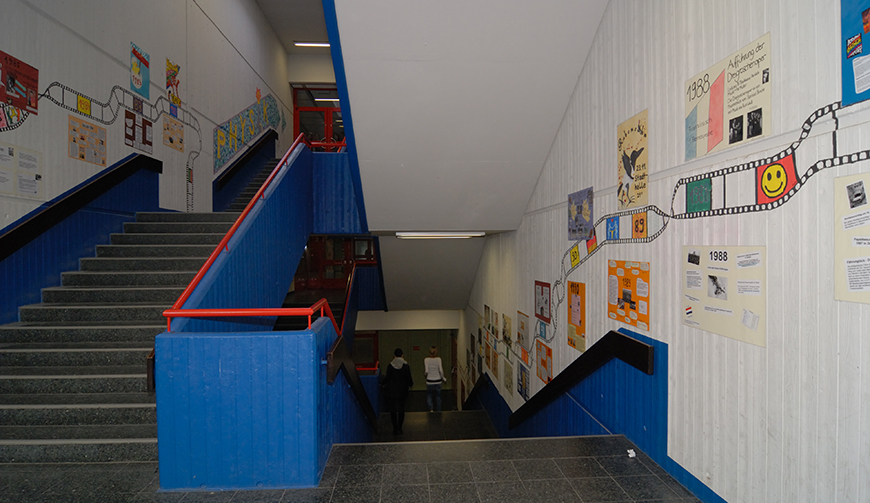 ein Treppenhaus mit bunt gestrichenen Wänden