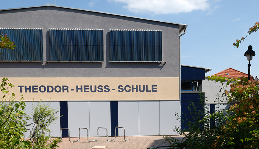 den Ausschnitt eines Gebäude mit dem Schriftzug Theodor-Heuss-Schule
