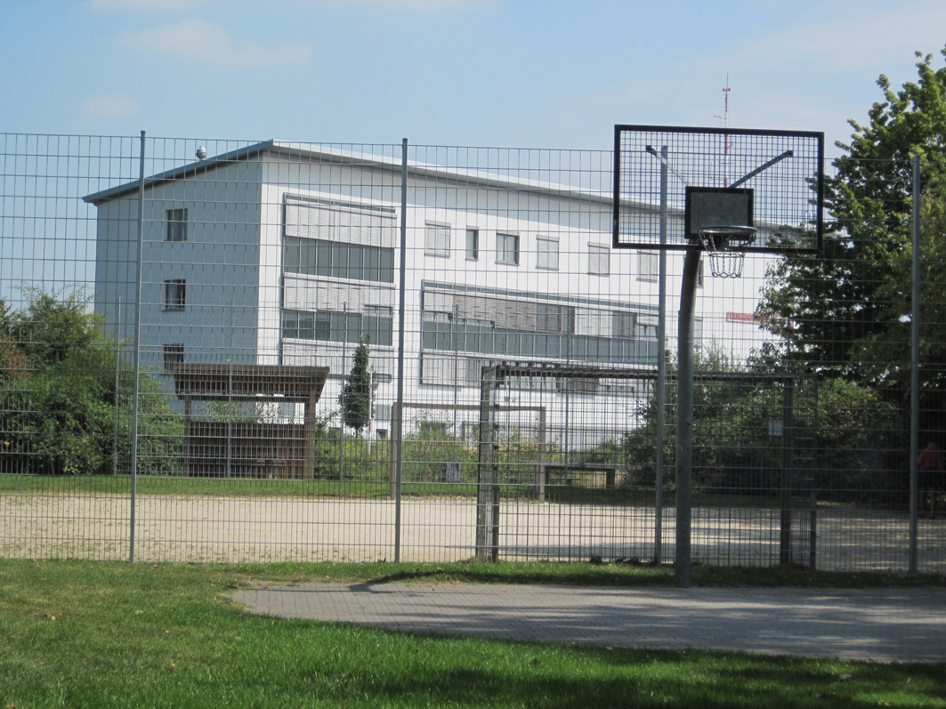 Bolzplatz und Basketballplatz