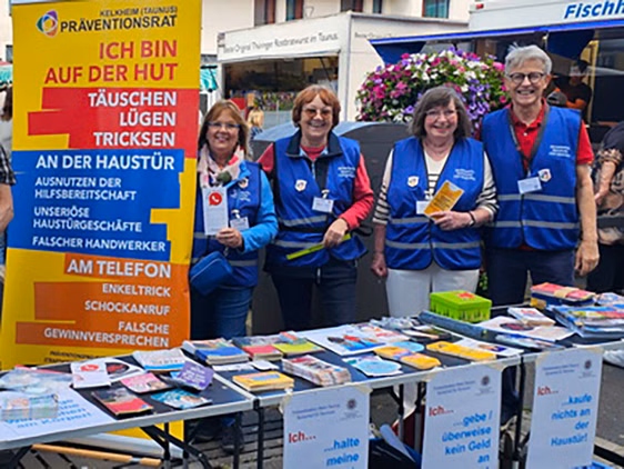 Infostand über Trickdiebstähle und -betrügereien