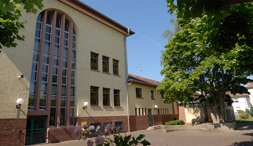 den Blick auf ein älteres, großes und gelb gestrichenes Gebäude