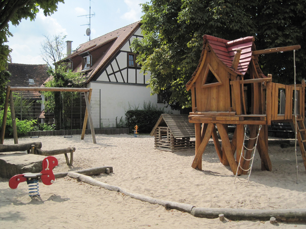 Kletterturm, Wippen und Schaukeln im Sandkasten