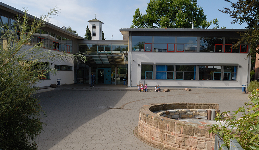 einen großen Hof mit einem Gebäudekomplex im Hintergrund