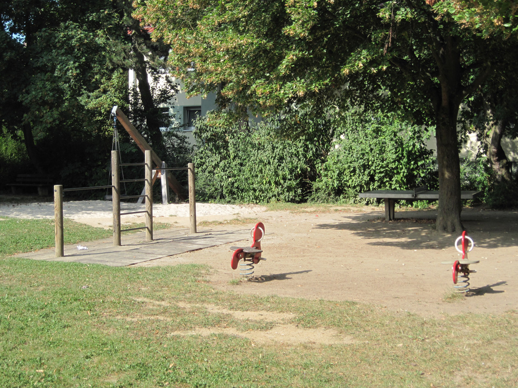 Reck, Reifenschaukel, Wippen und Sandkasten