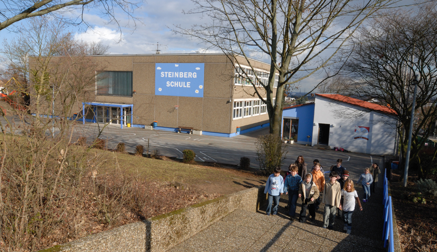eine Gruppe Kinder, die eine Steintreppe hinaufgeht