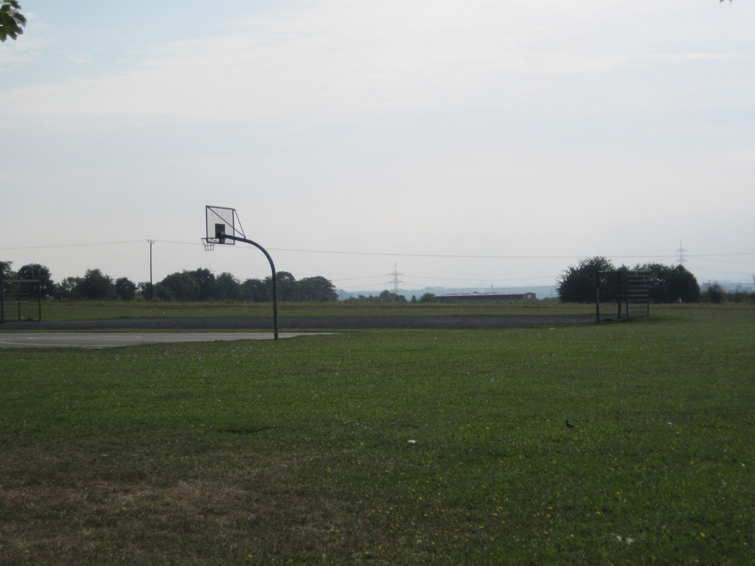 Bolzplatz und Basketballplatz