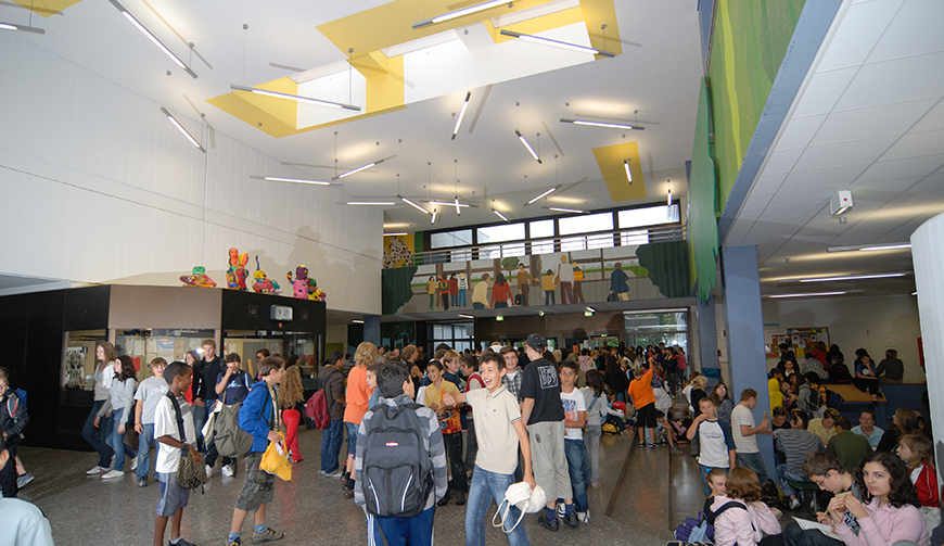 Blick in eine große Halle voller Schüler