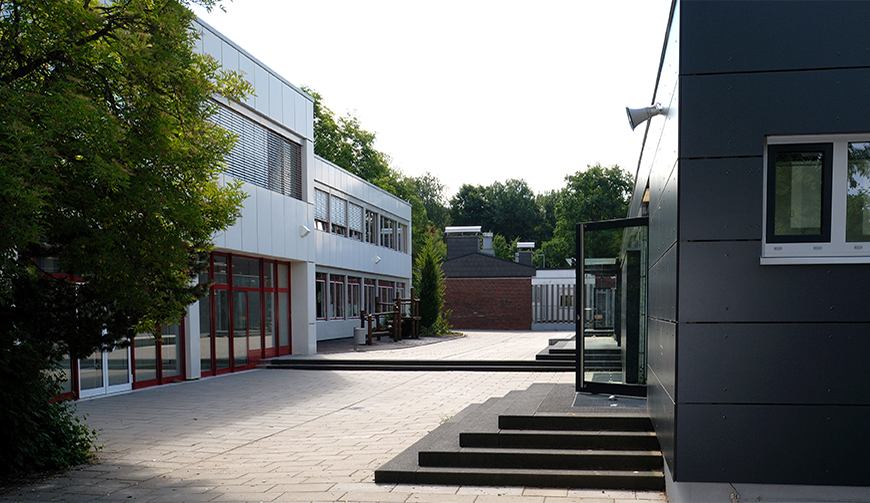 Blick in einen Innennhof; rechts und links stehen Gebäude