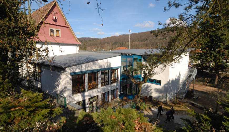Blick von oben auf ein weißes Gebäude mit Flachdach