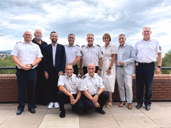 Zehn Menschen in einem Gruppenfoto