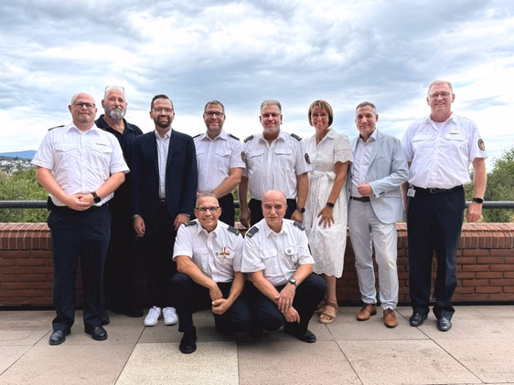 Zehn Menschen in einem Gruppenfoto