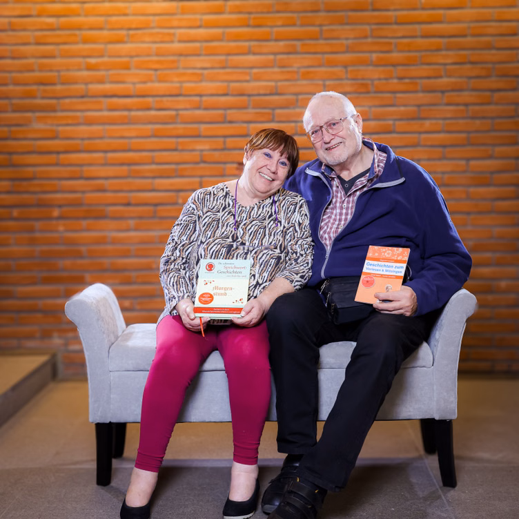 Ein Mann und eine Frau auf einer Sitzbank