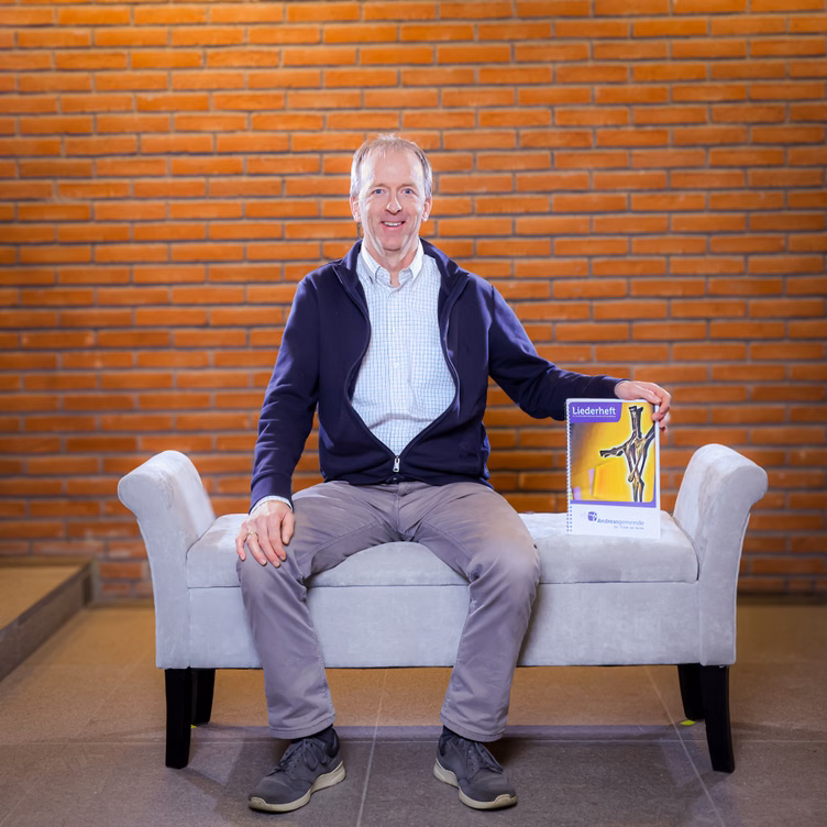 Ein Mann auf einer Sitzbank