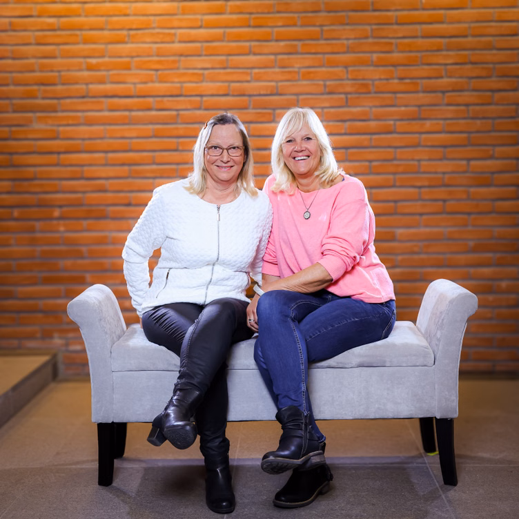 Zwei Frauen auf einer Sitzbank