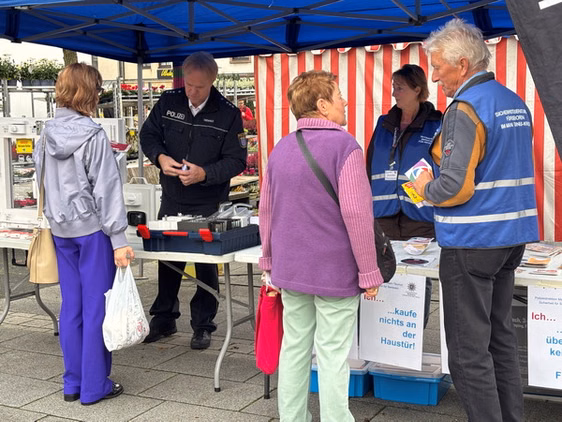 Präventionsrat Rückblicke - Informationsstand zur Wohnungseinbruchsprävention in Kelkheim