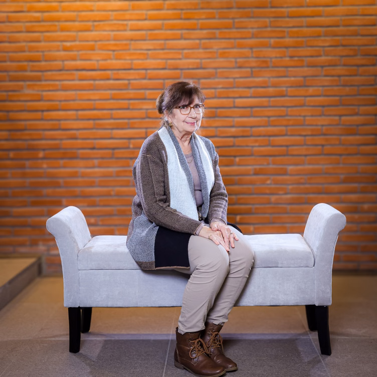 Eine Frau auf einer Sitzbank