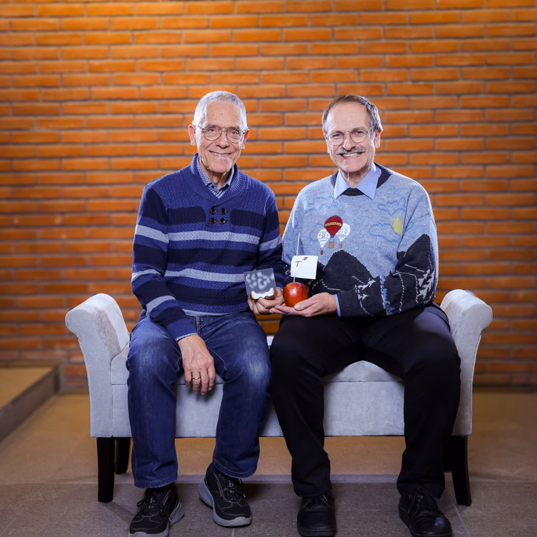 Zwei Männer auf einer Sitzbank