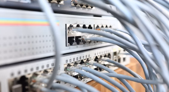 Kabelanschluesse an einem Computer