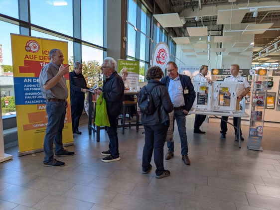 Informationsstand mit Personen