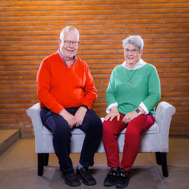 Eine Frau und ein Mann auf einer Sitzbank