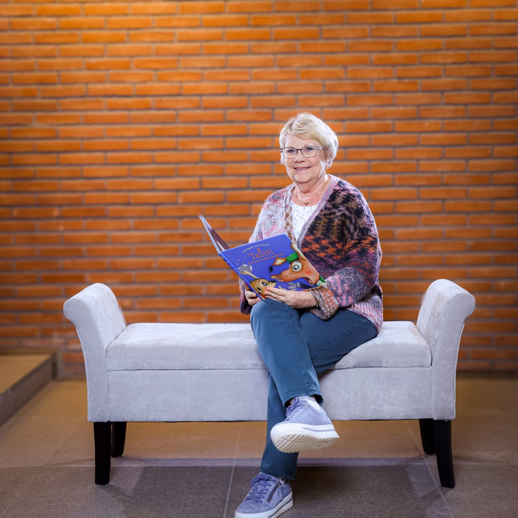 Eine Frau auf einer Sitzbank