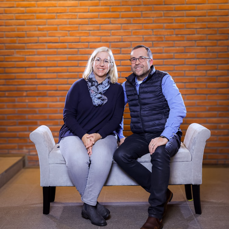 Ein Mann und eine Frau auf einer Sitzbank