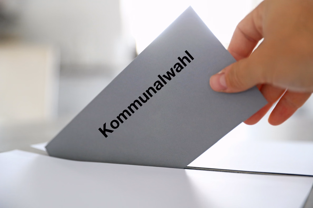 Ein Wahlbrief wird in die Wahlurne geworfen