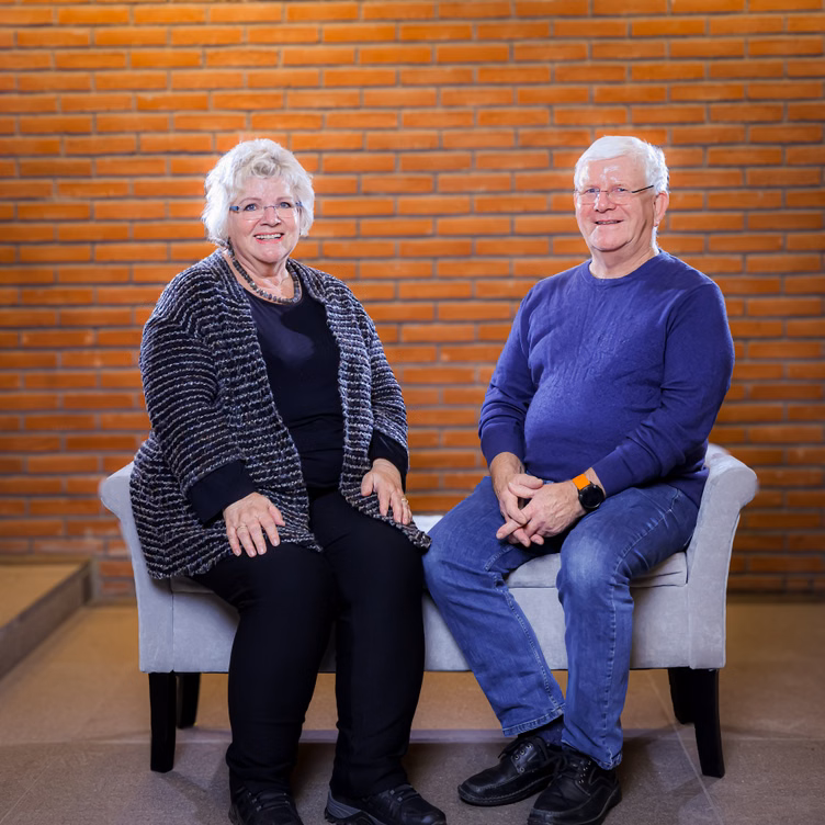 Eine Mann und eine Frau auf einer Sitzbank