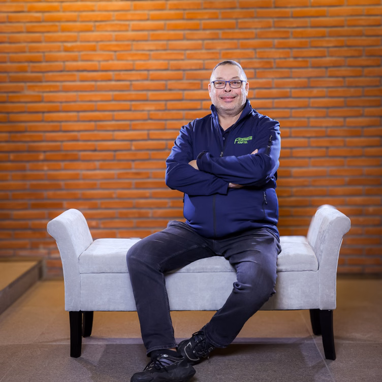 Ein Mann auf einer Sitzbank