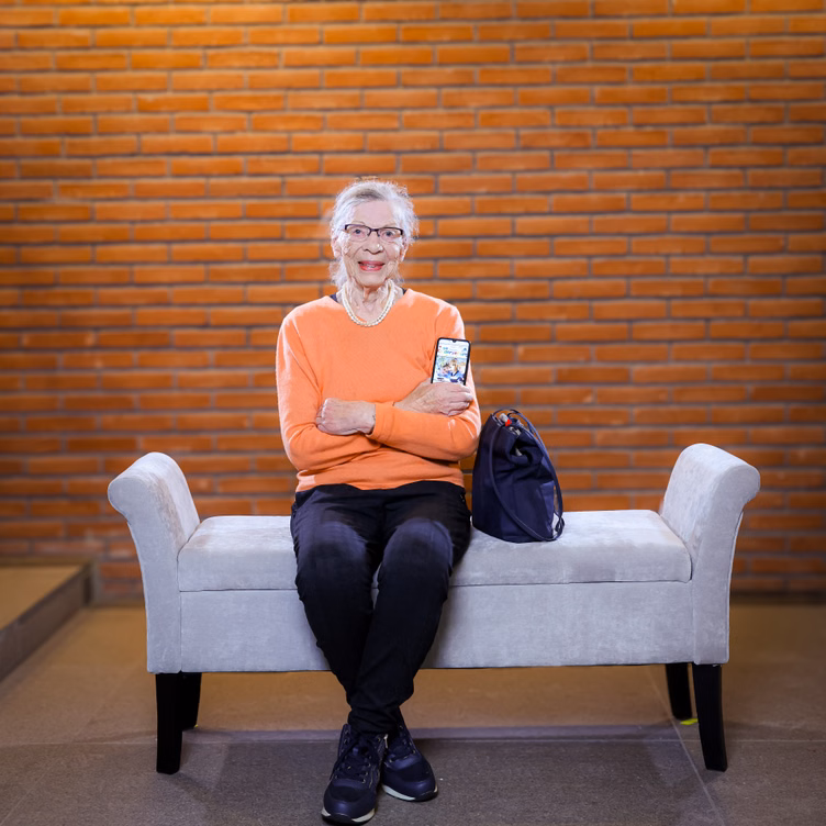 Eine Frau auf einer Sitzbank