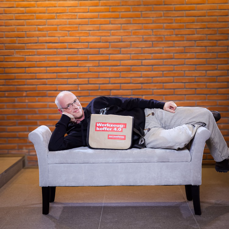 Ein Mann auf einer Sitzbank