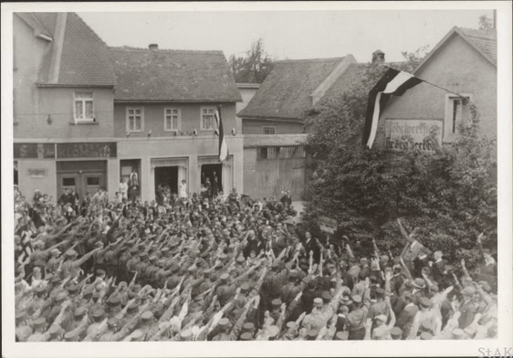 Ein schwarz-weiß Foto einer Gruppe von Menschen in Kelkheim während der NS-Zeit