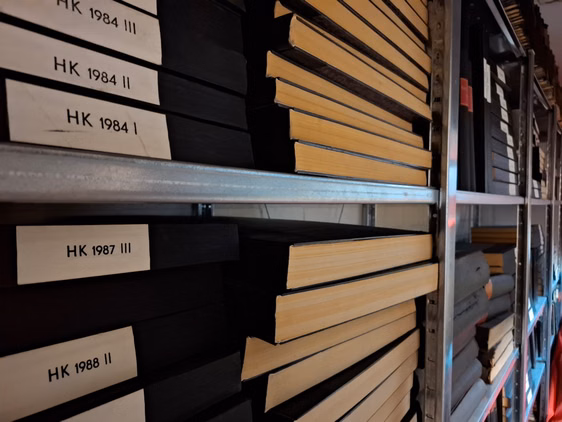 Mehrere älteren Schriftbänder, die auf einem Regal platziert sind