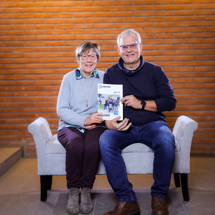 Ein Mann und eine Frau auf einer Sitzbank