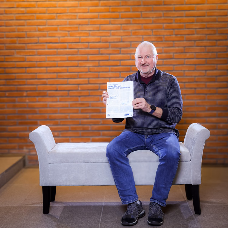 Ein Mann auf einer Sitzbank