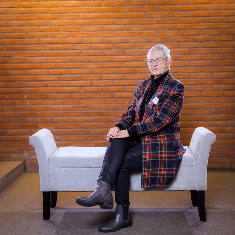 Eine Frau auf einer Sitzbank