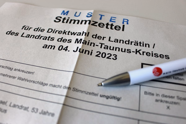Den Ausschnitt eines Muster-Stimmzettels für die Landratswahl 2023, auf dem ein Stift liegt