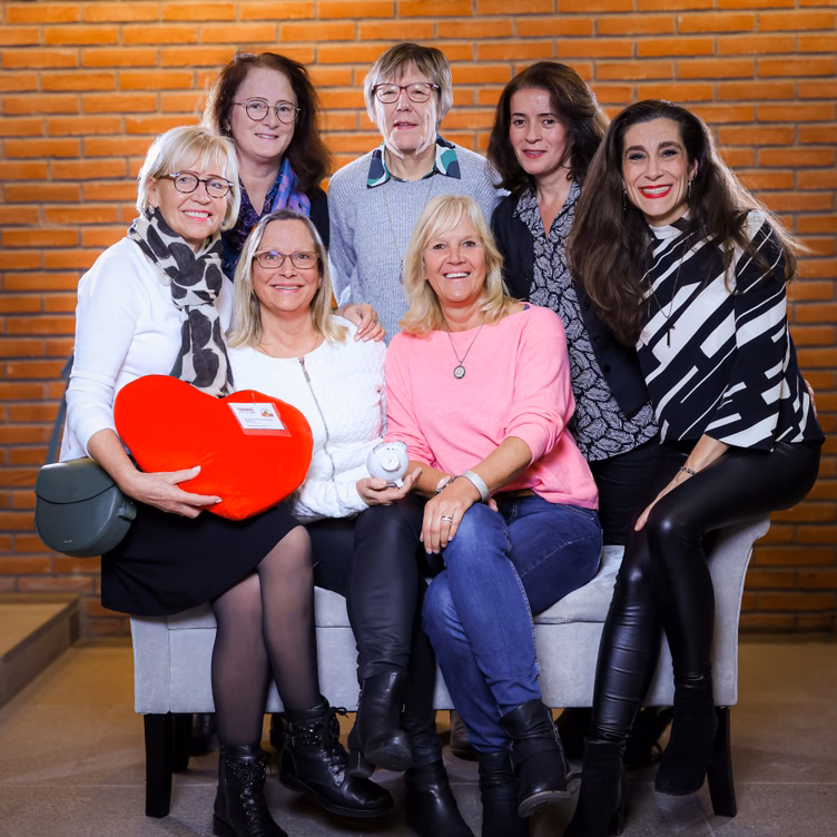 Eine Gruppe von Frauen auf einer Sitzbank